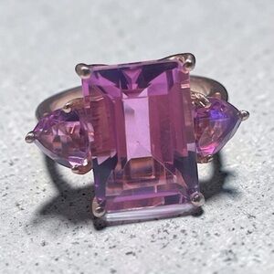 SIGNED D’JOY 925 PINK EMERALD CUT COCKTAIL RING w/ TRILLION SIDE STONE 925